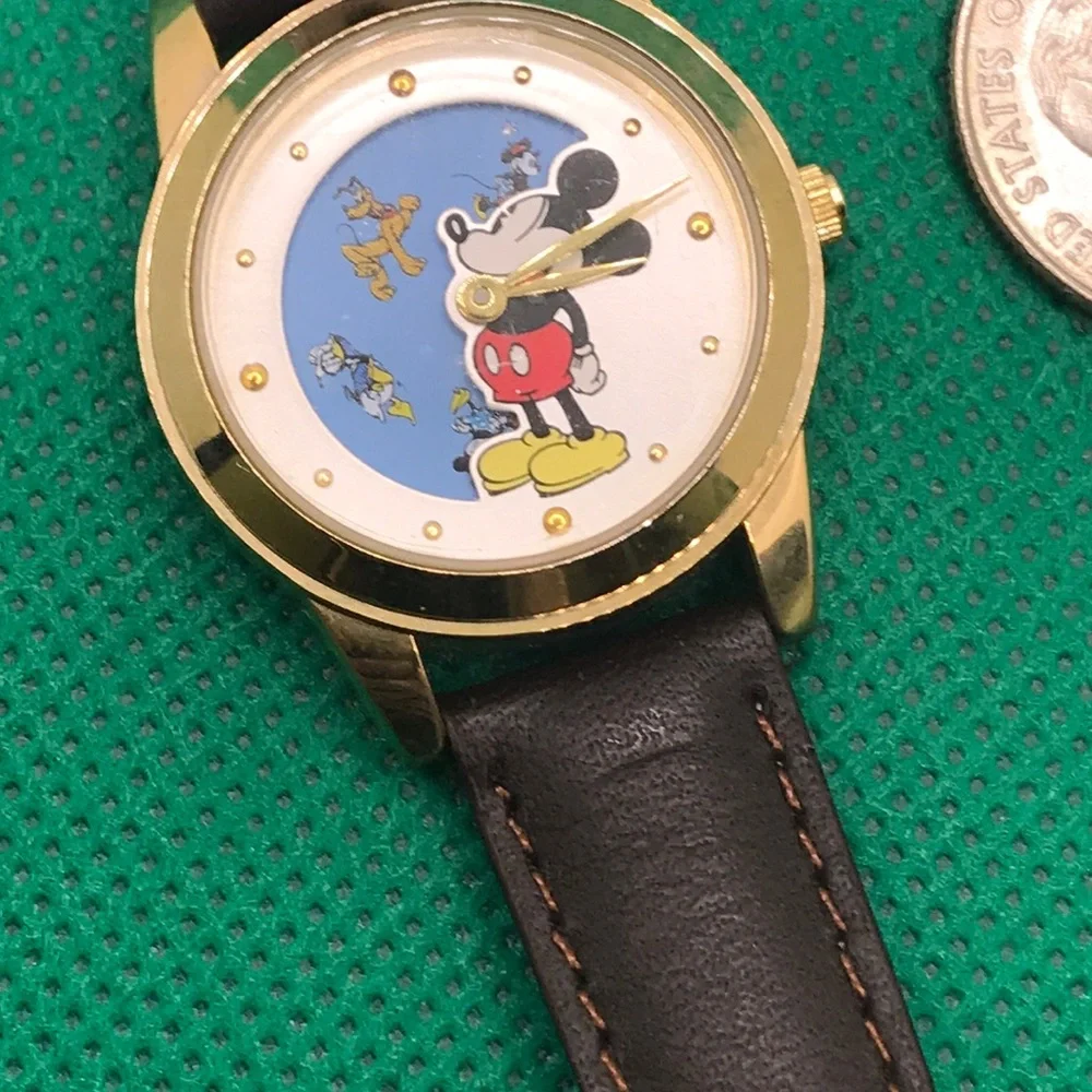Mickey‎ Mouse and friends watch